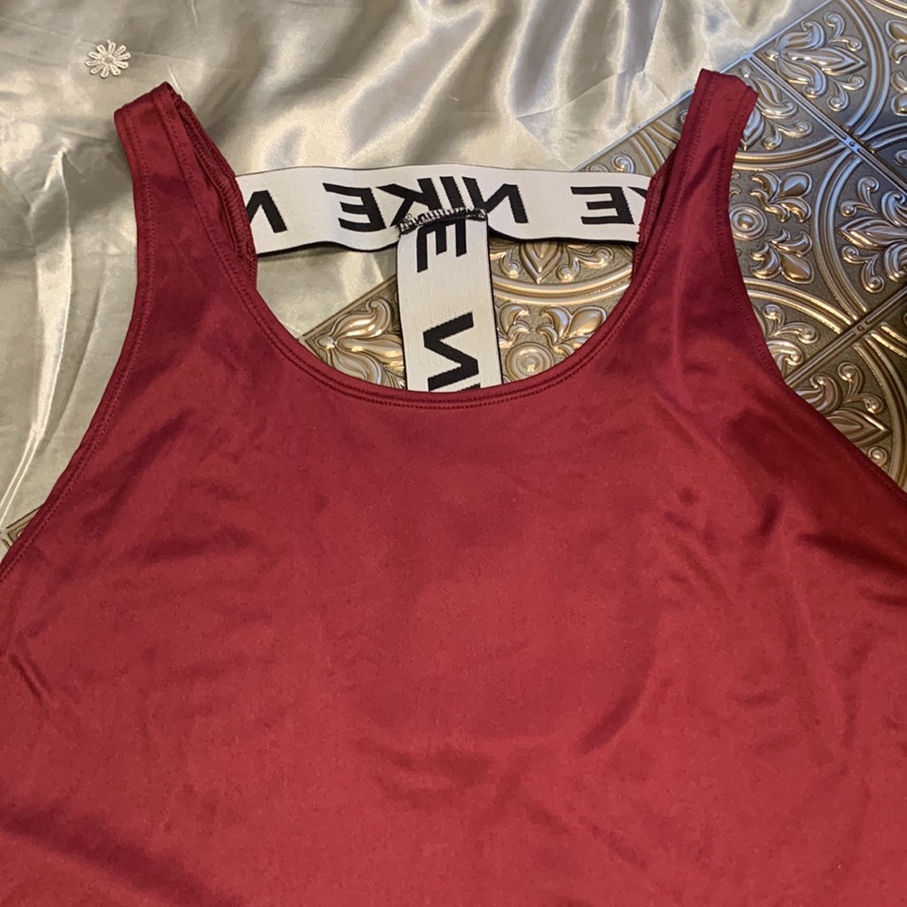 🌹Nike • Cute & Soft Women's Red Signature Workout Tank Top - Picture 4 of 7